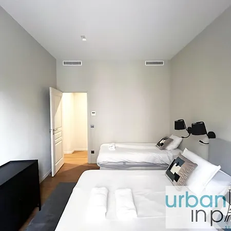 Urban Flat 119 - Spacious 5 Bedroom Flat In * パリ