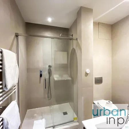 Urban Flat 119 - Spacious 5 Bedroom Flat In