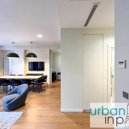 Urban Flat 119 - Spacious 5 Bedroom Flat In * パリ