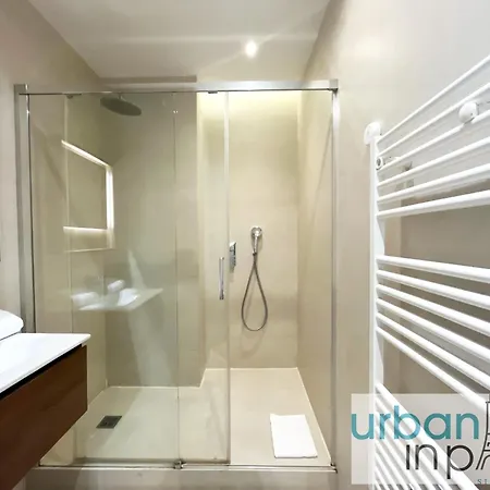 Urban Flat 119 - Spacious 5 Bedroom Flat In Parijs