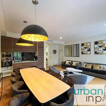 Urban Flat 119 - Spacious 5 Bedroom Flat In Appartement Parijs